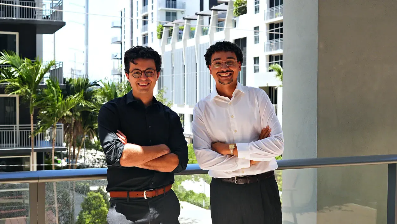 Chris y Juan, cofundadores de Button Up Media