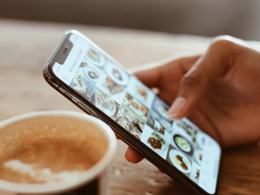 Navegando un feed de Instagram con platos de restaurante en un teléfono