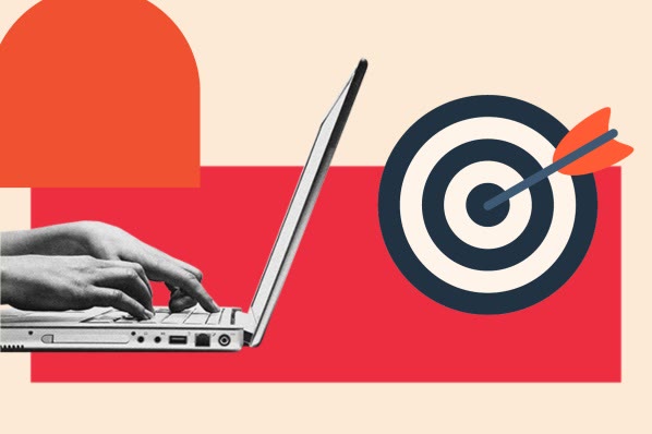Concepto de retargeting: una laptop junto a una diana alcanzada por una flecha
